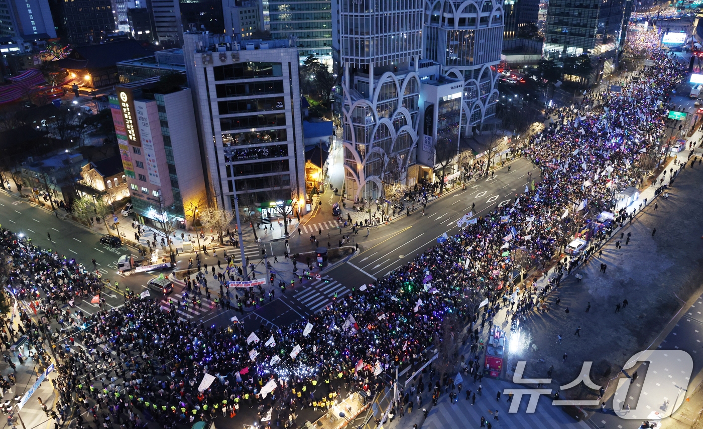 (서울=뉴스1) 김명섭 기자 = 15일 서울 종로구 사직로에서 열린 '윤석열즉각퇴진·사회대개혁 비상행동 대행진'에서 참가자들이 구호를  외치며 행진하고 있다. 2025.3.15/뉴 …