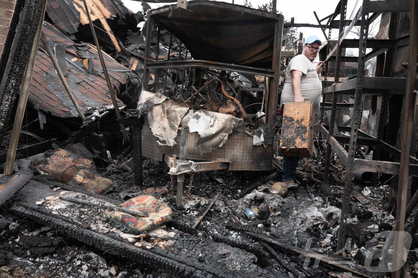 본문 이미지 - 15일(현지시간) 토네이도가 강타한 오클라호마주 맨포드에서 잿더미가 된 주택이 보인다. 2025.03.16 ⓒ AFP=뉴스1 ⓒ News1 우동명 기자