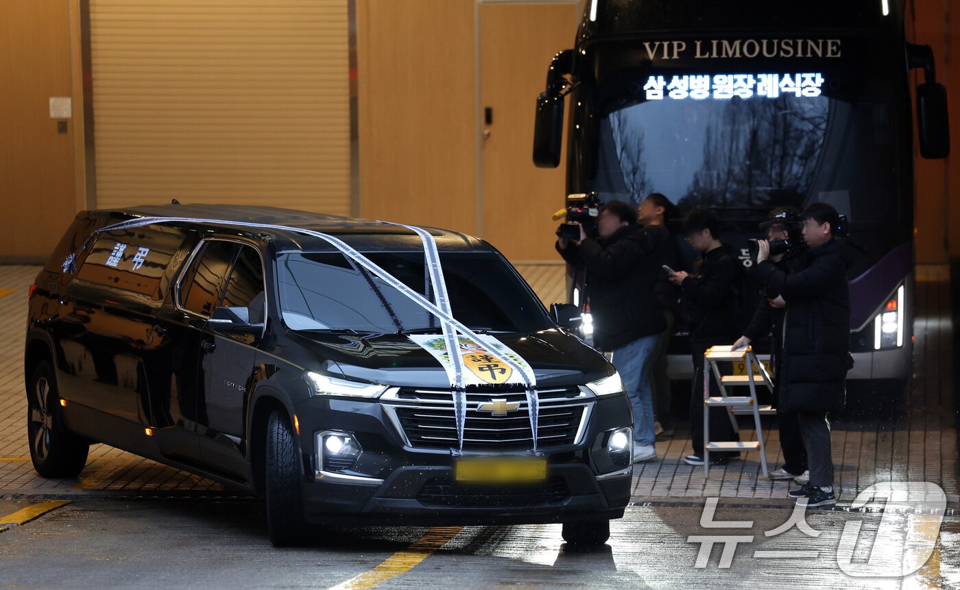 본문 이미지 - 16일 오전 서울 강남구 삼성서울병원 장례식장에서 엄수된 고(故) 휘성의 발인식에서 운구차량이 출발하고 있다. 2025.3.16/뉴스1 ⓒ News1 이동해 기자