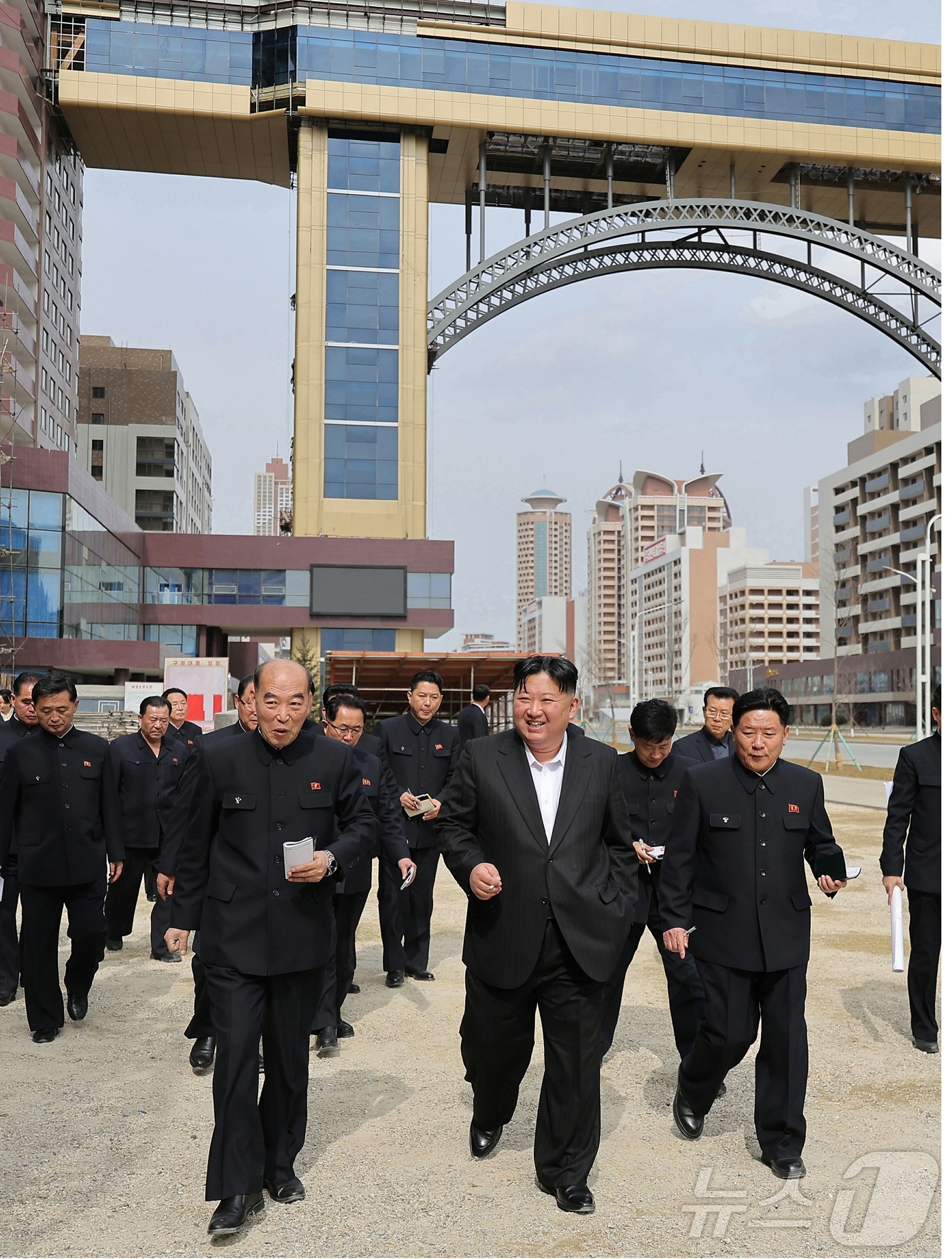 (평양 노동신문=뉴스1) = 북한 노동당 기관지 노동신문은 16일 김 총비서가 완공을 앞둔 화성지구 3단계 1만 세대 살림집 건설장을 전날인 15일 현지지도했다고 보도했다. 박태성 …