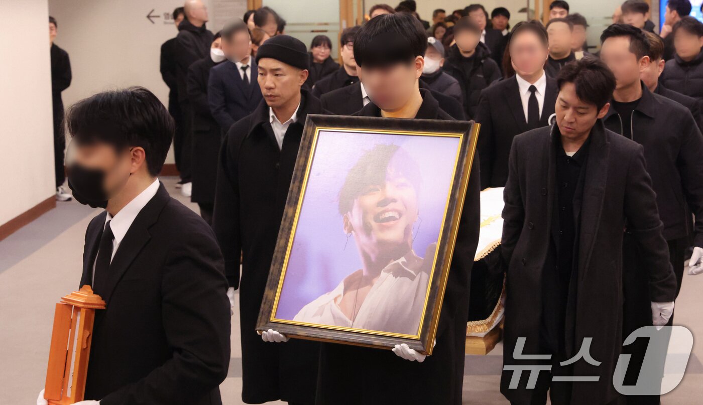 본문 이미지 - 16일 오전 서울 강남구 삼성서울병원 장례식장에서 고(故) 휘성의 영결식 및 발인이 열린 가운데 고인의 절친으로 알려진 가수 하동균과 마이티마우스의 추플렉스(상추)가 운구를 하고 있다. (공동취재) 2025.3.16/뉴스1 ⓒ News1 이동해 기자