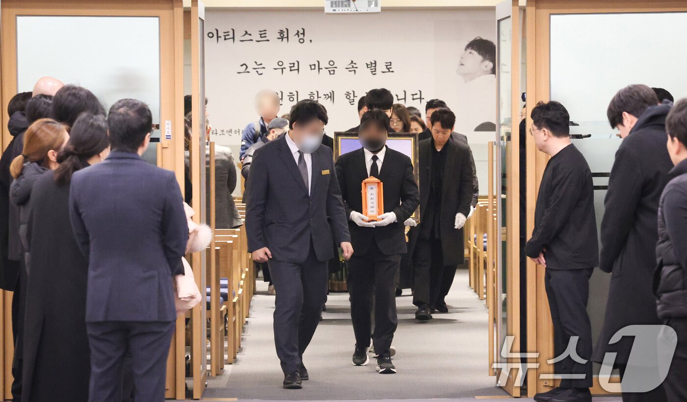 본문 이미지 - 16일 오전 서울 강남구 삼성서울병원 장례식장에서 고(故) 휘성의 영결식이 열리고 있다. (공동취재) 2025.3.16/뉴스1 ⓒ News1 이동해 기자