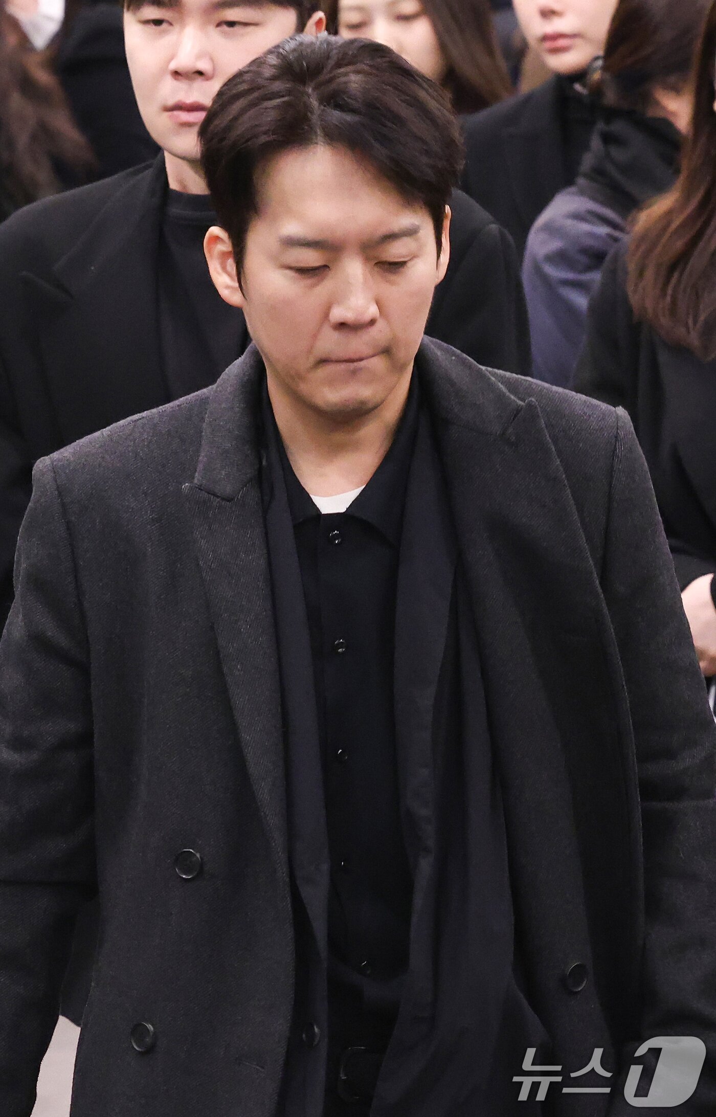 본문 이미지 - 16일 오전 서울 강남구 삼성서울병원 장례식장에서 고&#40;故&#41; 휘성의 영결식 및 발인이 열린 가운데 고인의 절친으로 알려진 가수 하동균이 이동하고 있다. &#40;공동취재&#41; 2025.3.16/뉴스1 ⓒ News1 이동해 기자