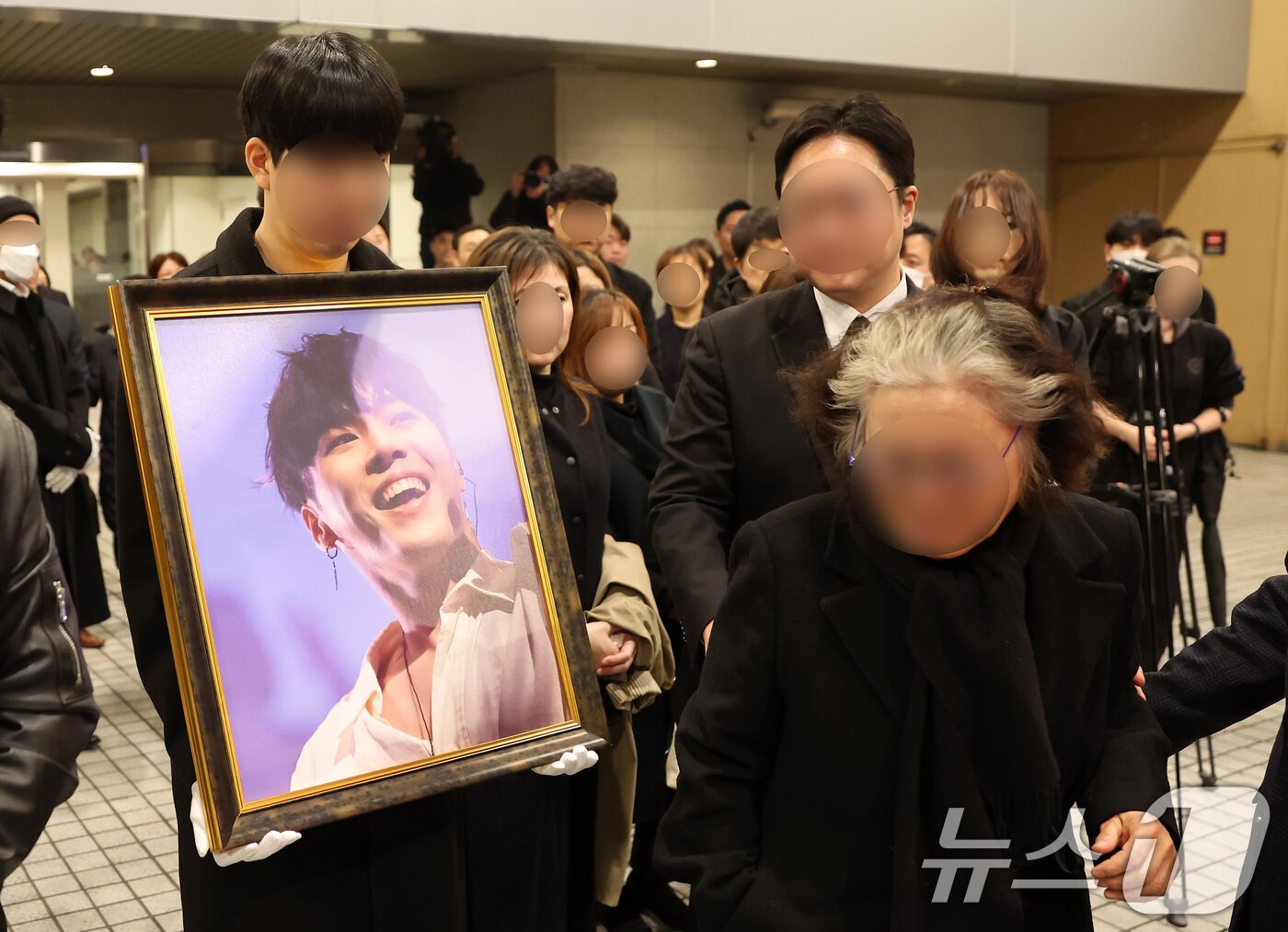 본문 이미지 - 고(故) 가수 휘성 발인식이 16일 서울 강남구 삼성서울병원 장례식장에서 엄수되고 있다. (공동취재) 2025.3.16/뉴스1 ⓒ News1 이동해 기자