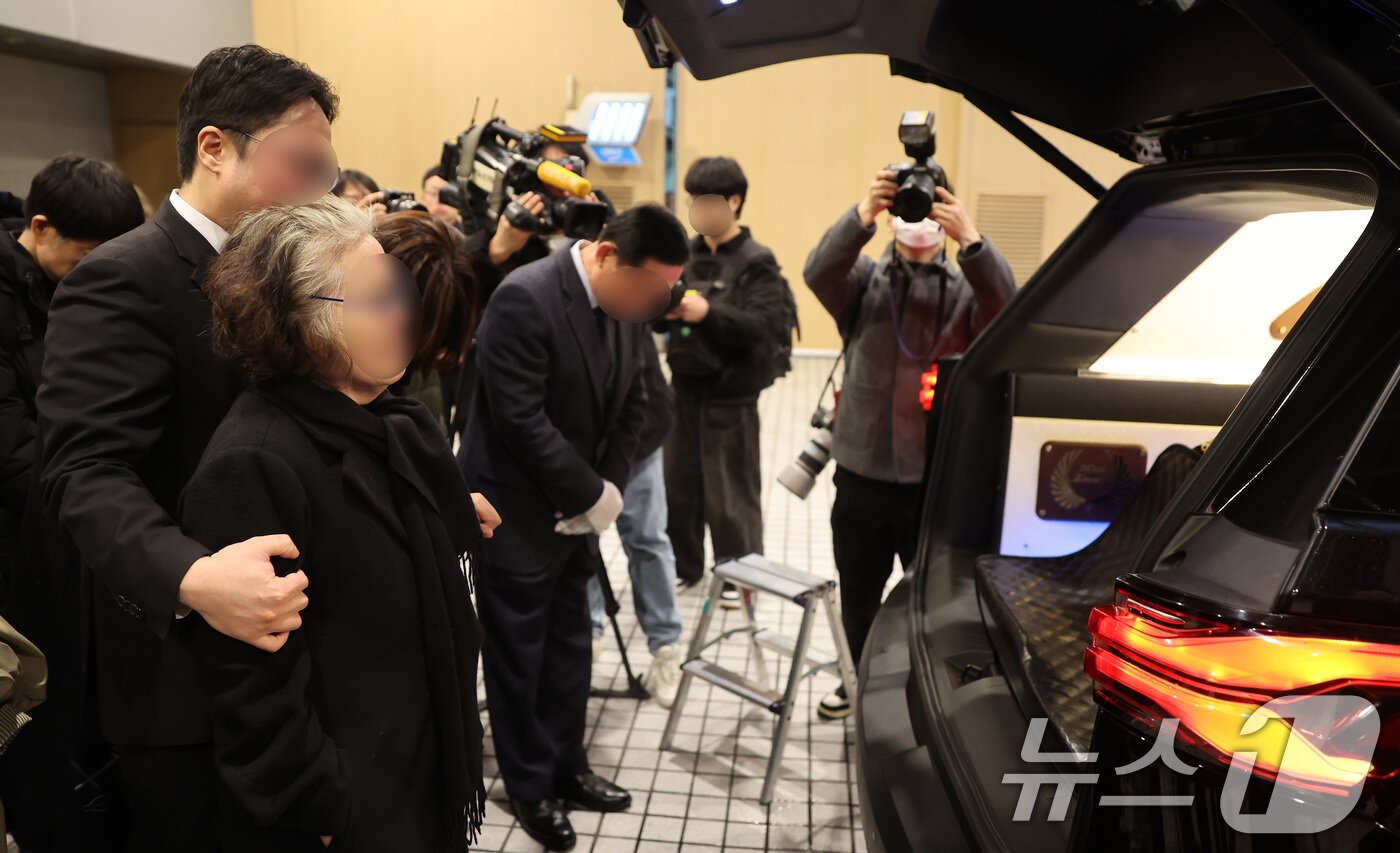 본문 이미지 - 고(故) 가수 휘성 발인식이 16일 서울 강남구 삼성서울병원 장례식장에서 엄수되고 있다. (공동취재) 2025.3.16/뉴스1 ⓒ News1 이동해 기자