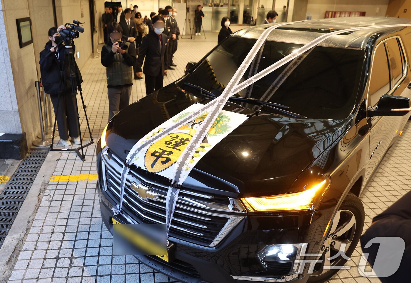 본문 이미지 - 16일 오전 서울 강남구 삼성서울병원 장례식장에서 엄수된 고(故) 휘성의 발인식에서 운구차량이 출발하고 있다. (공동취재) 2025.3.16/뉴스1 ⓒ News1 이동해 기자