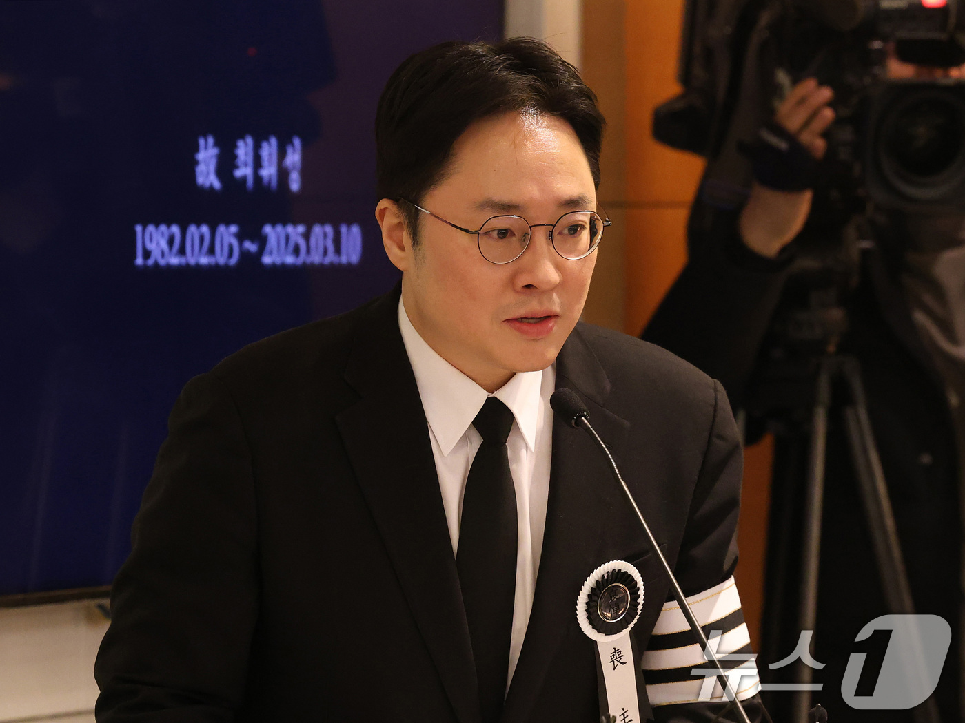(서울=뉴스1) 이동해 기자 = 16일 오전 서울 강남구 삼성서울병원 장례식장에서 열린 고(故) 휘성의 영결식에서 상주인 동생 최혁성씨가 추도사하고 있다. (공동취재) 2025.3 …