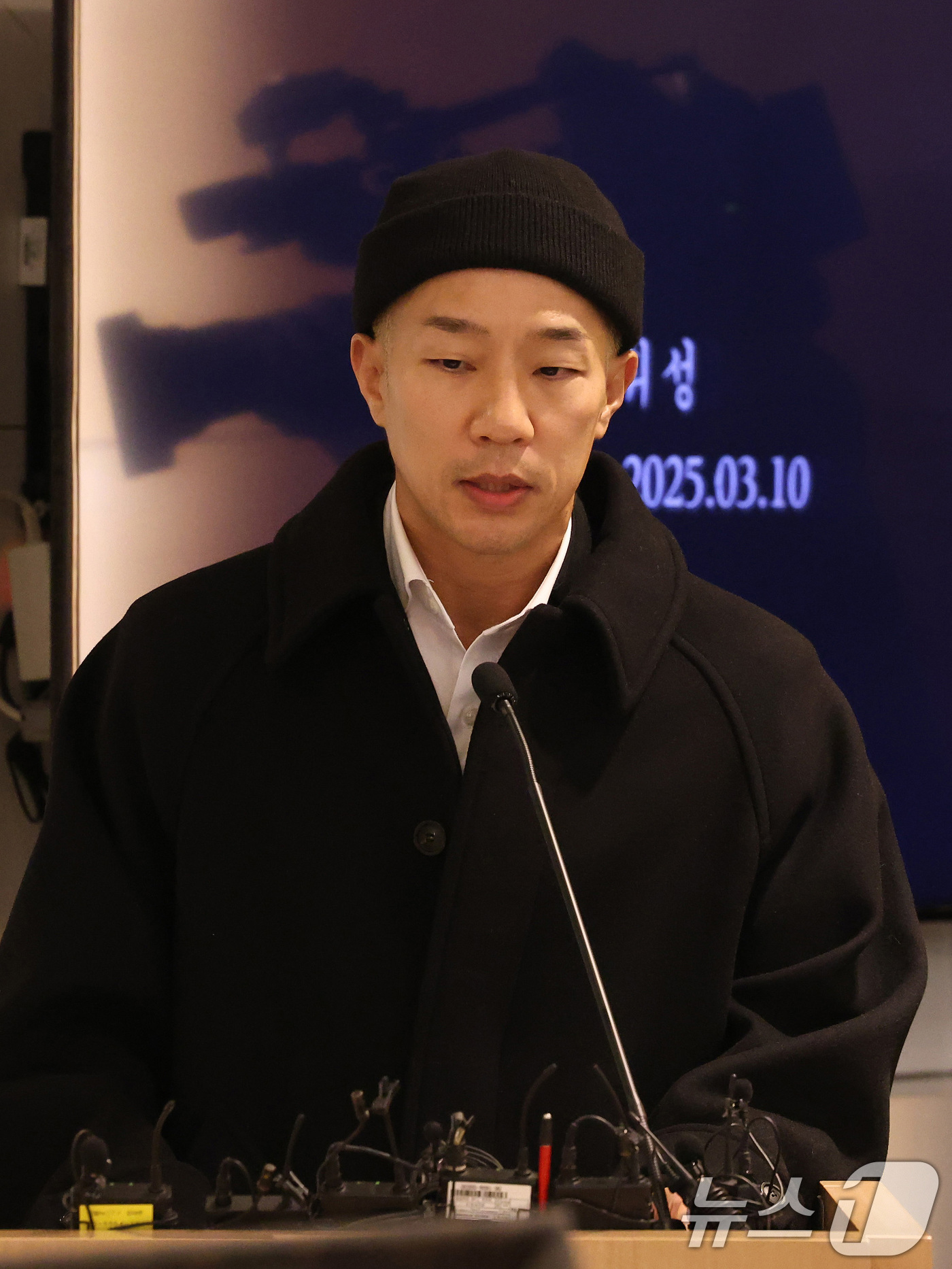 (서울=뉴스1) 이동해 기자 = 16일 오전 서울 강남구 삼성서울병원 장례식장에서 고(故) 휘성의 영결식이 엄수된 가운데 고인의 절친으로 알려진 마이티마우스의 추플렉스(상추)가 추 …
