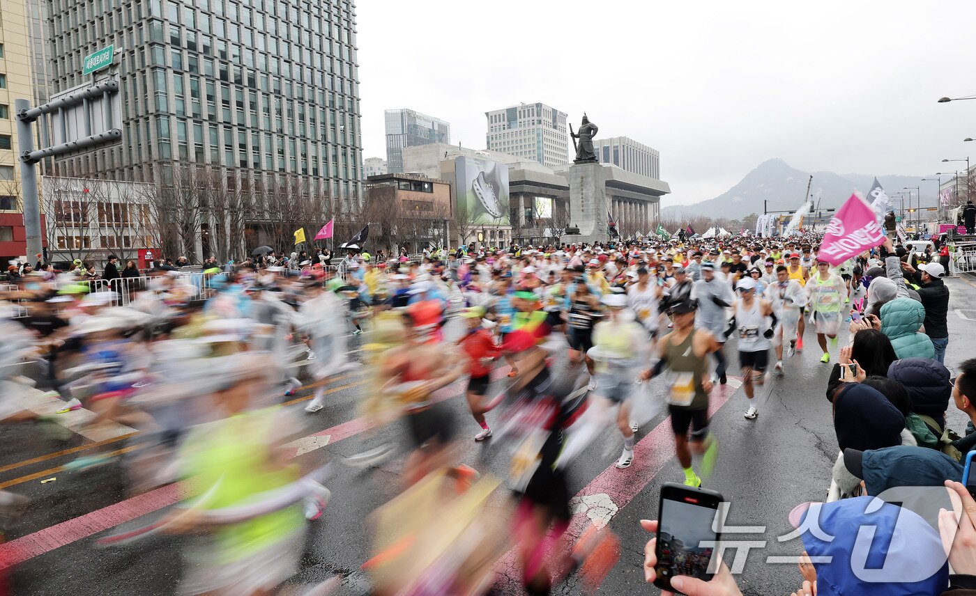 본문 이미지 - 16일 오전 서울 광화문광장에서 열린 2025 서울마라톤에서 참가자들이 힘차게 출발하고 있다. 2025.3.16/뉴스1 ⓒ News1 박지혜 기자