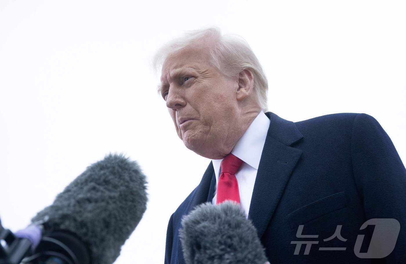 본문 이미지 - 도널드 트럼프 미국 대통령이 14일&#40;현지시간&#41; 플로리다주 마러라고 리조트에서 주말을 보내기 위해 워싱턴 인근 앤드루스 합동 기지에 도착해 취재진을 만나고 있다. 2025.03.16 ⓒ AFP=뉴스1 ⓒ News1 우동명 기자