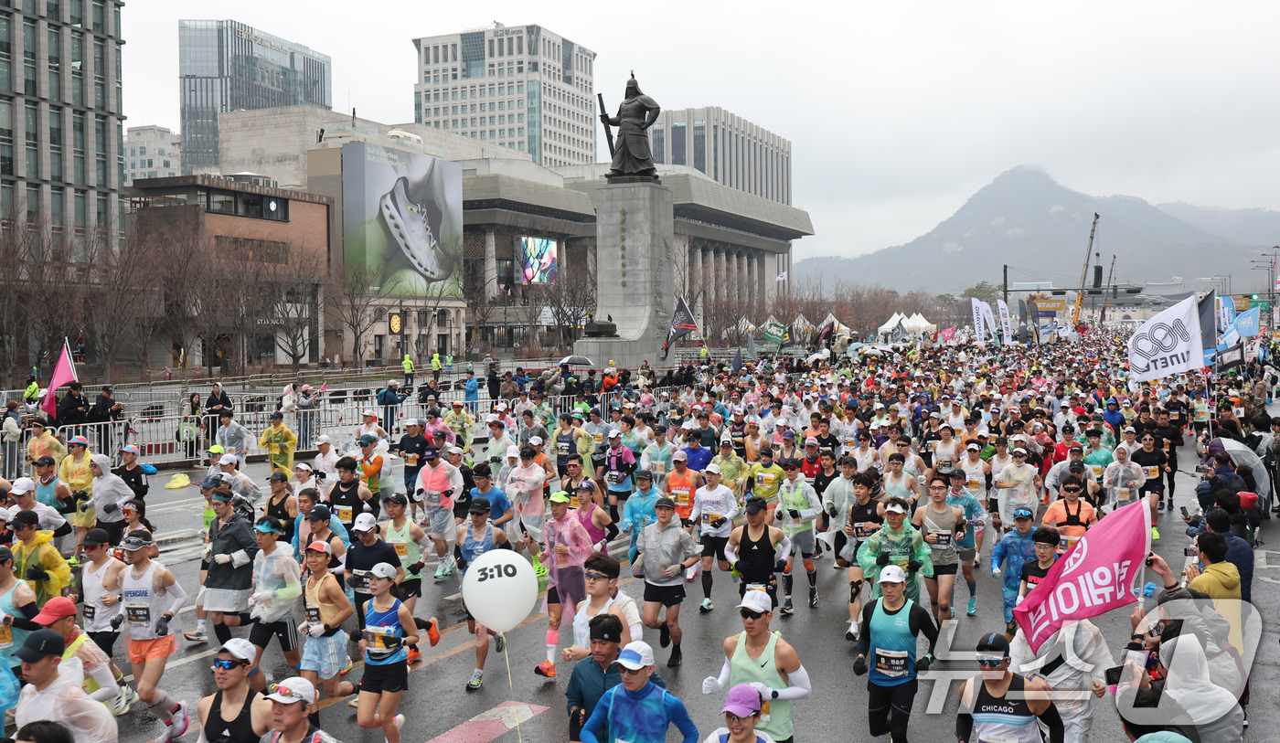 (서울=뉴스1) 박지혜 기자 = 16일 오전 서울 광화문광장에서 열린 2025 서울마라톤에서 참가자들이 힘차게 출발하고 있다. 2025.3.16/뉴스1
