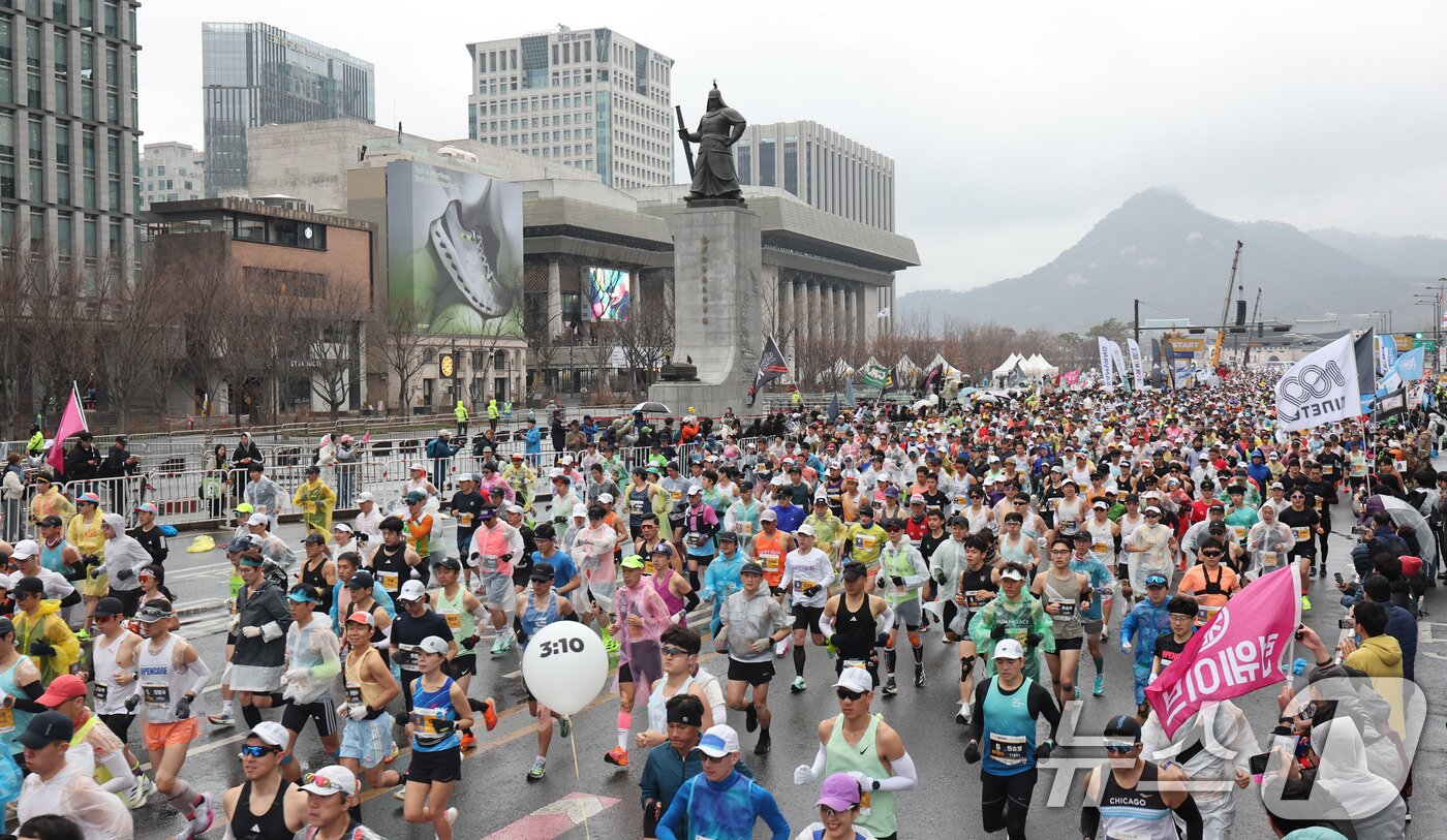 본문 이미지 - 16일 오전 서울 광화문광장에서 열린 2025 서울마라톤에서 참가자들이 힘차게 출발하고 있다. 2025.3.16/뉴스1 ⓒ News1 박지혜 기자