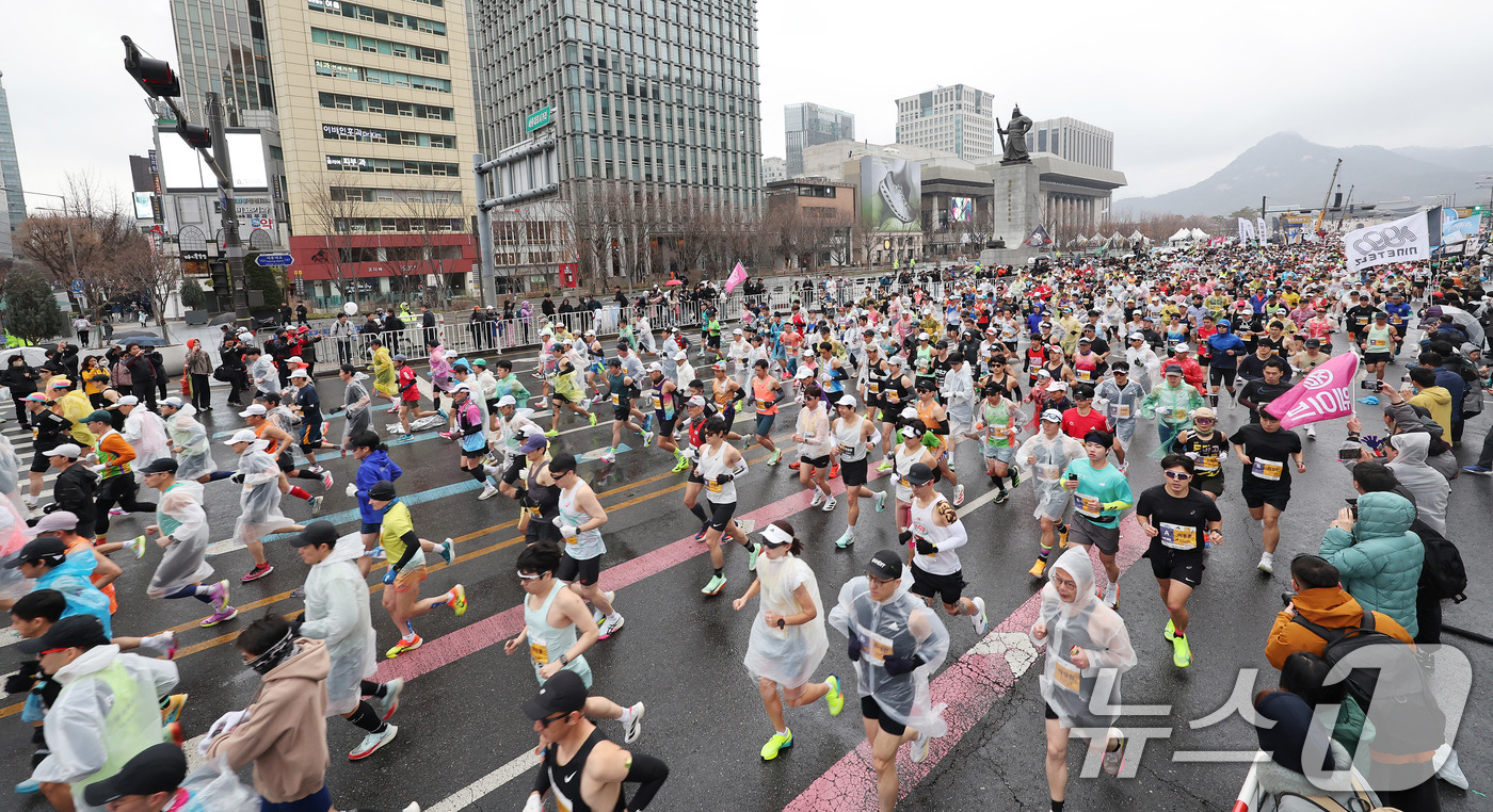 (서울=뉴스1) 박지혜 기자 = 16일 오전 서울 광화문광장에서 열린 2025 서울마라톤에서 참가자들이 힘차게 출발하고 있다. 2025.3.16/뉴스1