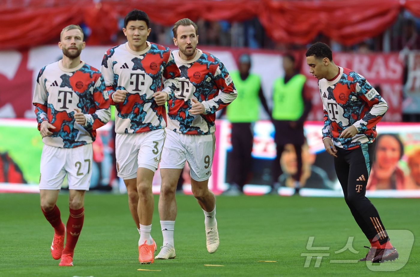 본문 이미지 - 바이에른 뮌헨의 김민재(왼쪽에서 두 번째) ⓒ AFP=뉴스1