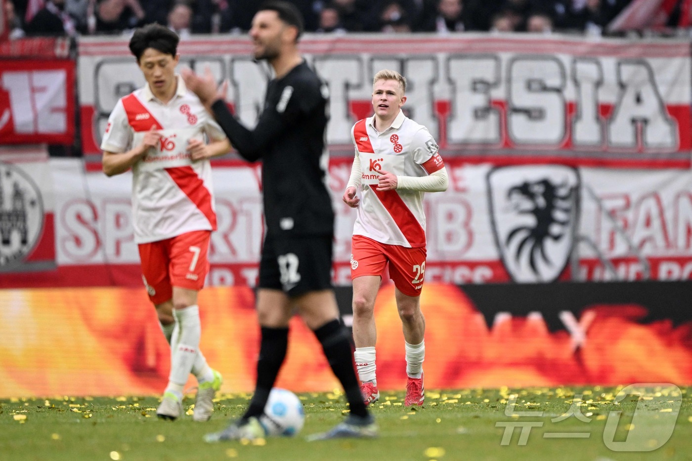 (마인츠 AFP=뉴스1) 우동명 기자 = 마인츠의 이재성이 15일(현지시간) 독일 마인츠의 메바 아레나에서 열린 분데스리가 프라이부르크와 경기 중 요나탄 부르카르트의 선제골을 기뻐 …