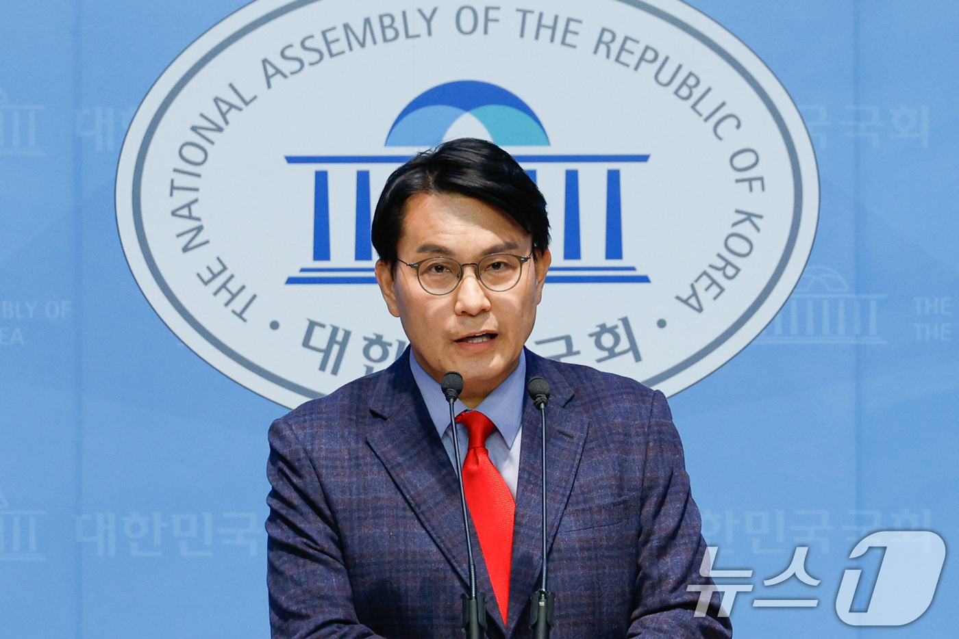 (서울=뉴스1) 안은나 기자 = 윤상현 국민의힘 의원이 16일 서울 여의도 국회 소통관에서 공수처의 윤석열 대통령 수사가 불법적이었다며 특검 도입을 주장하는 내용의 기자회견을 하고 …