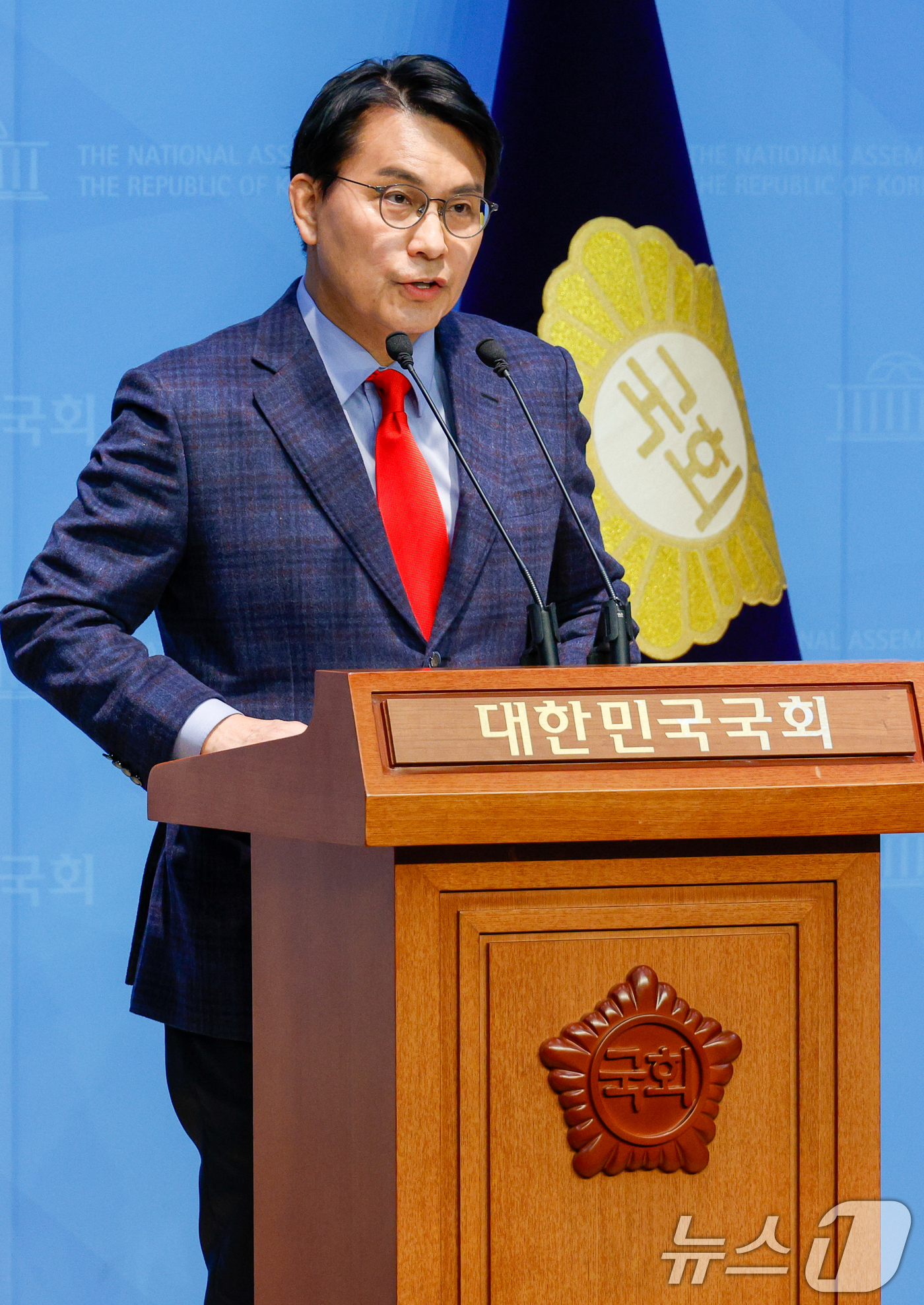 (서울=뉴스1) 안은나 기자 = 윤상현 국민의힘 의원이 16일 서울 여의도 국회 소통관에서 공수처의 윤석열 대통령 수사가 불법적이었다며 특검 도입을 주장하는 내용의 기자회견을 하고 …