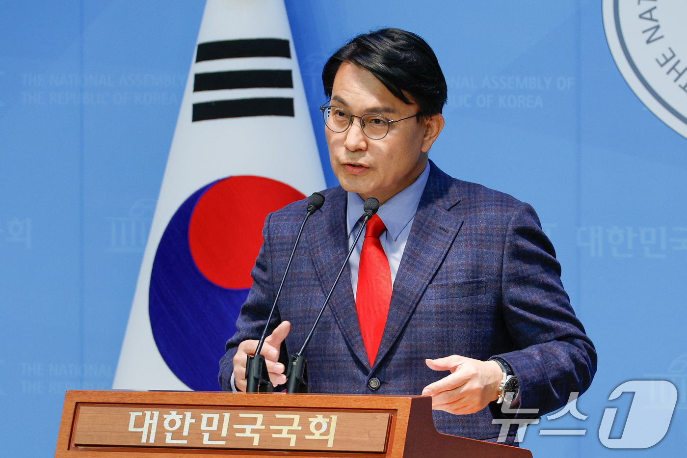 (서울=뉴스1) 안은나 기자 = 윤상현 국민의힘 의원이 16일 서울 여의도 국회 소통관에서 공수처의 윤석열 대통령 수사가 불법적이었다며 특검 도입을 주장하는 내용의 기자회견을 하고 …