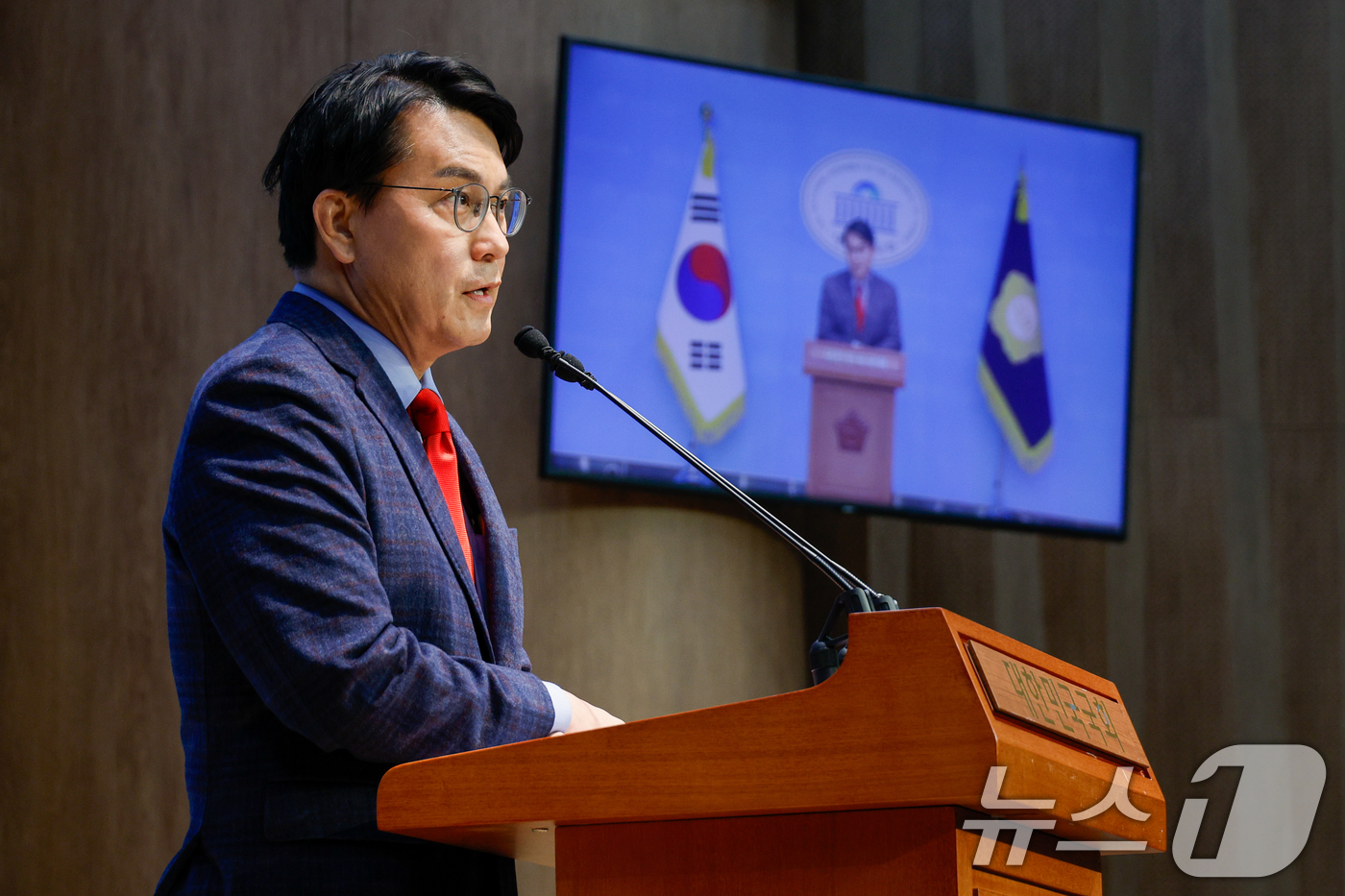 (서울=뉴스1) 안은나 기자 = 윤상현 국민의힘 의원이 16일 서울 여의도 국회 소통관에서 공수처의 윤석열 대통령 수사가 불법적이었다며 특검 도입을 주장하는 내용의 기자회견을 하고 …