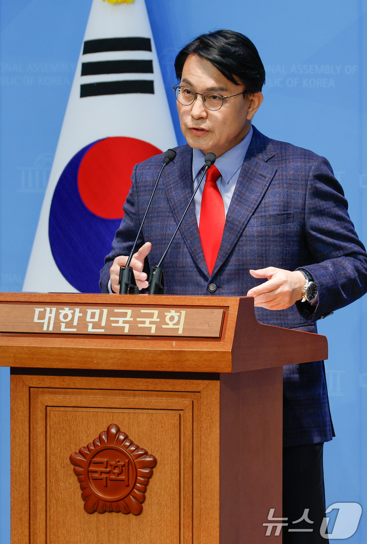 (서울=뉴스1) 안은나 기자 = 윤상현 국민의힘 의원이 16일 서울 여의도 국회 소통관에서 공수처의 윤석열 대통령 수사가 불법적이었다며 특검 도입을 주장하는 내용의 기자회견을 하고 …