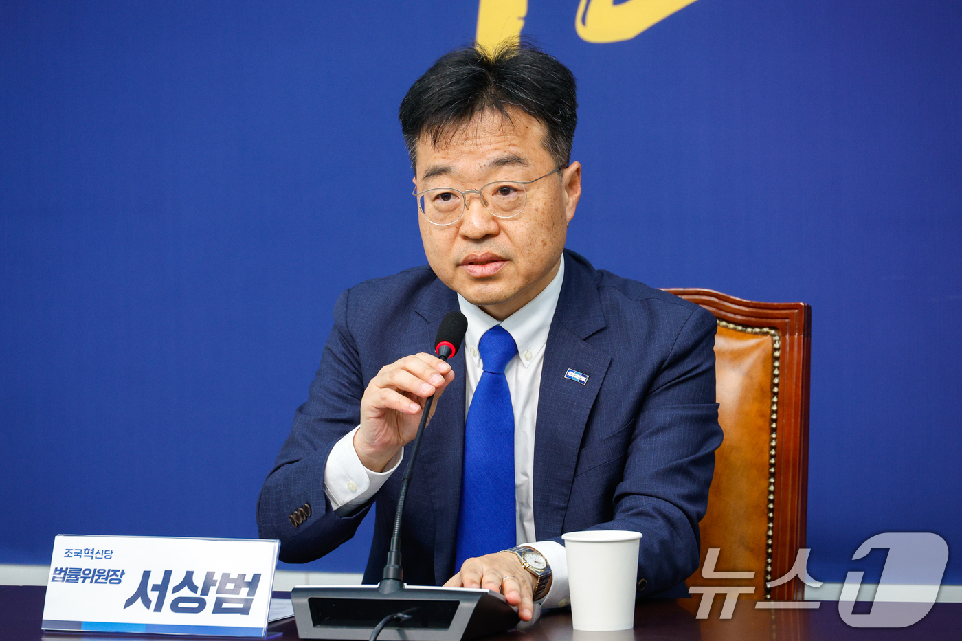 (서울=뉴스1) 안은나 기자 = 서울 구로구청장 보궐선거 출마 의사를 밝힌 서상범 조국혁신당 법률위원장이 16일 서울 여의도 국회에서 열린 현안 관련 기자간담회에서 취재진 질의에 …