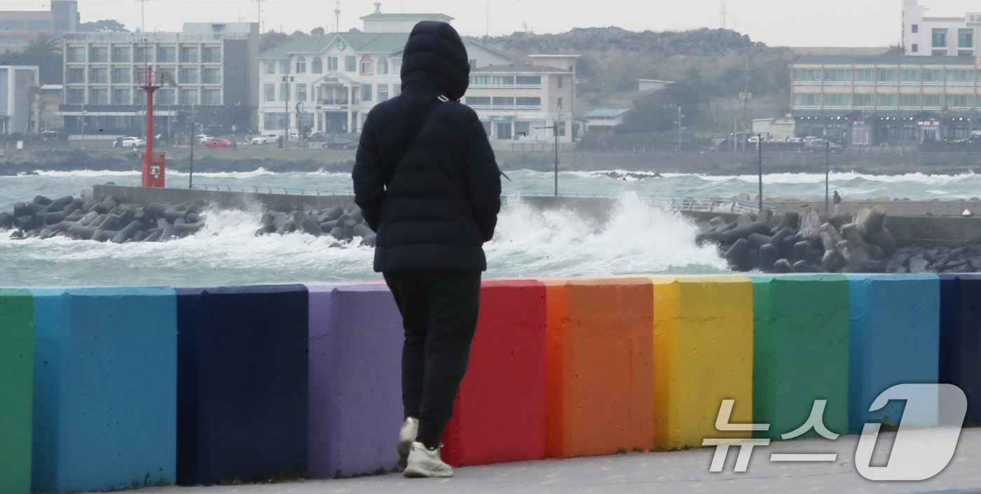 (제주=뉴스1) 오현지 기자 = 평년보다 높았던 기온이 뚝 떨어진 16일 오전 제주시 도두동 무지개 해안도로에서 패딩을 입은 관광객이 주머니에 손을 넣은 채 걷고 있다.기상청은 1 …