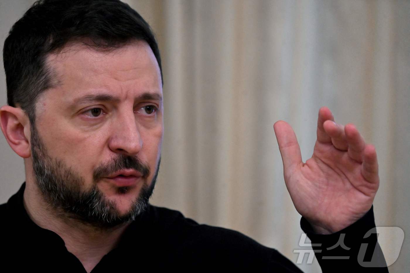 (키이우 AFP=뉴스1) 우동명 기자 = 볼로디미르 젤렌스키 우크라이나 대통령이 15일(현지시간) 키이우에서 기자회견을 갖고 “모스크바에서 미국과 러시아 사이에 어떤 대화가 오갔는 …