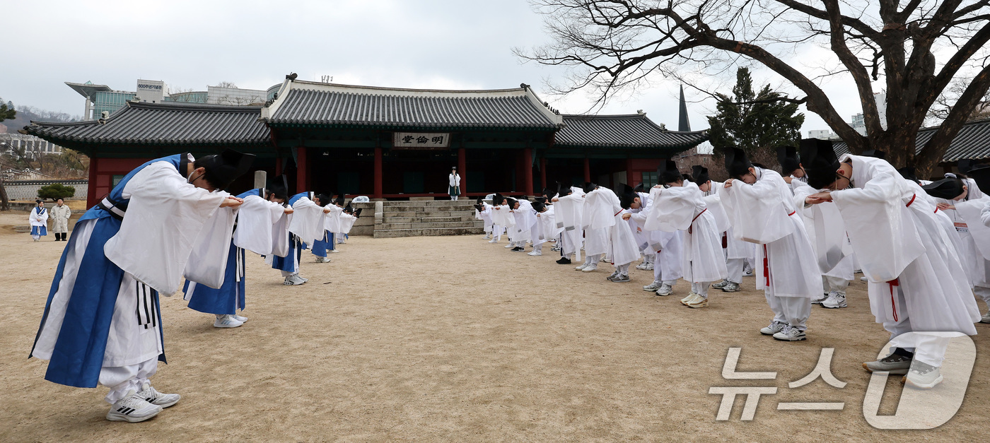 (서울=뉴스1) 이동해 기자 = 16일 서울 종로구 성균관대학교 명륜당에서 열린 2025년 신방례 행사에서 선후배들이 정식으로 대면하는 ‘상읍례(相揖禮)’를 하고 있다.'신방례'는 …