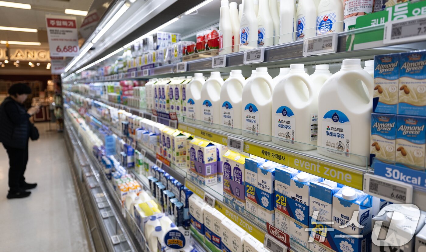 본문 이미지 - 16일 서울 시내의 한 대형 마트에 유제품들이 진열돼 있다. 이날 유엔 식량농업기구&#40;FAO&#41;에 따르면 지난달 세계 유제품 가격 지수는 148.7로, 지난 2022년 10월&#40;149.2&#41; 이후 2년 4개월 만에 최고를 기록했다. 이에 따라 국내 식품기업들은 원료 가격 변동 추이를 주시하며 제품 가격 조정 여부를 결정한다는 방침이다. 2025.3.16/뉴스1 ⓒ News1 이승배 기자