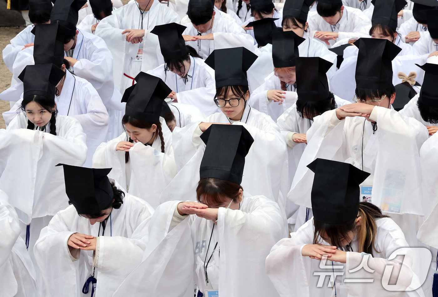 (서울=뉴스1) 이동해 기자 = 16일 서울 종로구 성균관대학교 명륜당에서 열린 2025년 신방례 행사에서 신입생들이 유교 성현들에게 인사를 올리는 알묘(謁廟)를 하고 있다.'신방 …