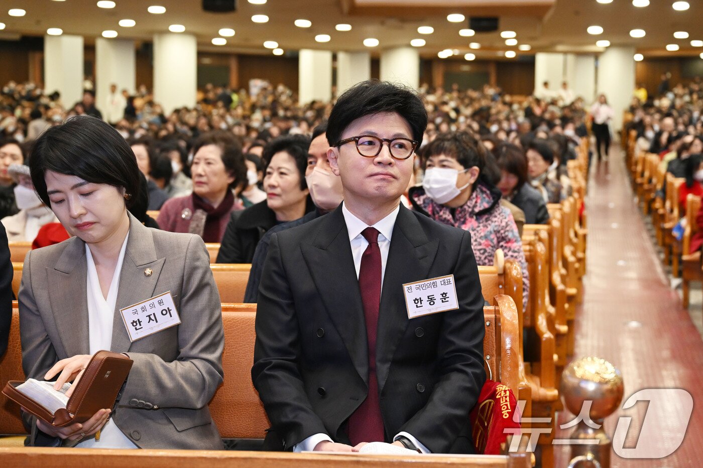 본문 이미지 - 한동훈 전 국민의힘 대표가 16일 서울 영등포구 여의도순복음교회에서 열린 예배에 참석하고 있다. 왼쪽은 한지아 의원. 2025.3.16/뉴스1 ⓒ News1 국회사진취재단