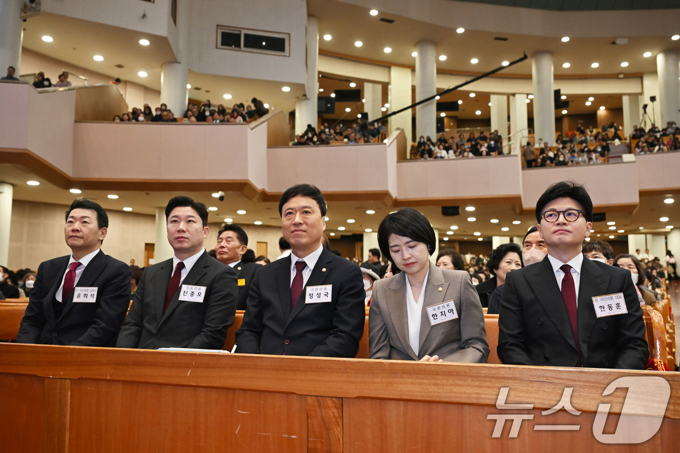 (서울=뉴스1) 국회사진취재단 = 한동훈 전 국민의힘 대표가 16일 서울 영등포구 여의도순복음교회에서 열린 예배에 참석하고 있다. 왼쪽부터 윤희석 전 대변인, 진종오, 정성국, 한 …