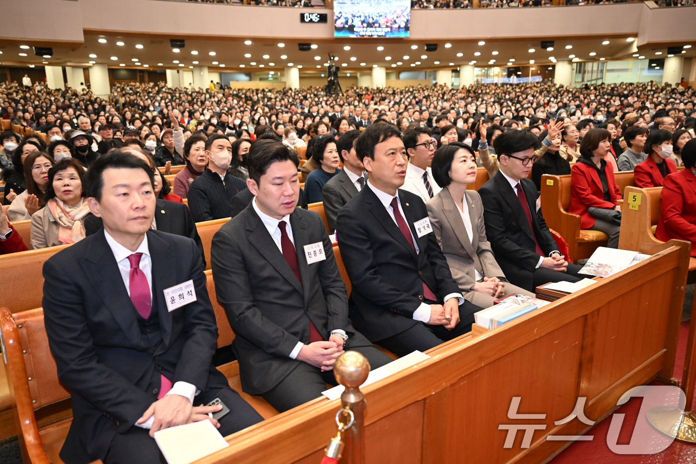 (서울=뉴스1) 국회사진취재단 = 한동훈 전 국민의힘 대표가 16일 서울 영등포구 여의도순복음교회에서 열린 예배에 참석해 기도하고 있다. 왼쪽부터 윤희석 전 대변인, 진종오, 정성 …