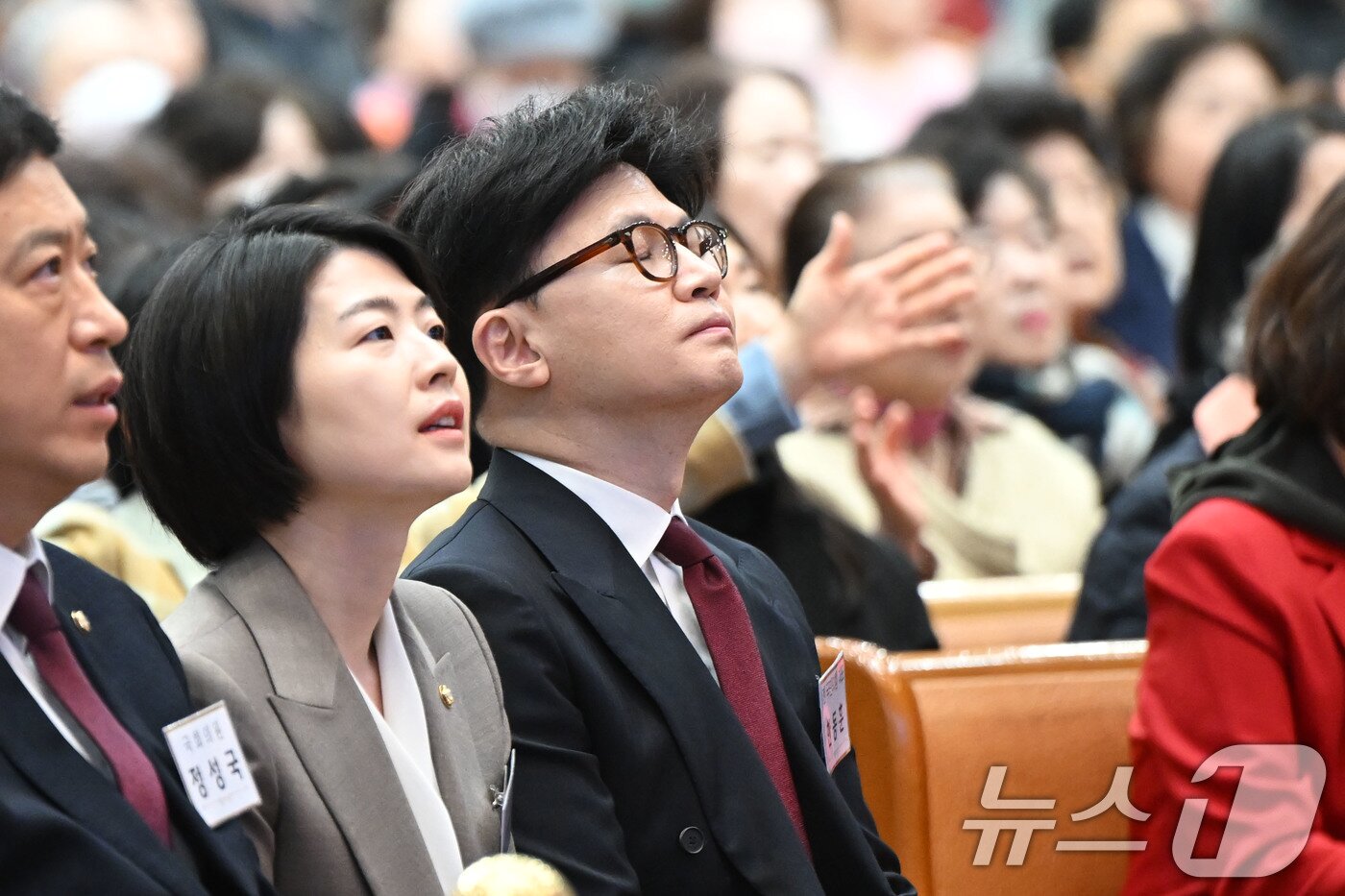 본문 이미지 - 한동훈 전 국민의힘 대표가 16일 서울 영등포구 여의도순복음교회에서 열린 예배에 참석해 기도하고 있다. 2025.3.16/뉴스1 ⓒ News1 국회사진취재단