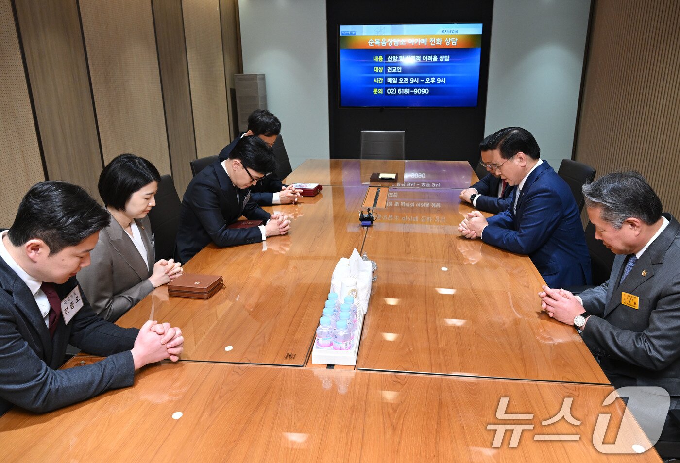 본문 이미지 - 한동훈 전 국민의힘 대표와 이영훈 여의도순복음교회 담임목사가 16일 서울 영등포구 여의도순복음교회에서 대담 중 기도하고 있다. 2025.3.16/뉴스1 ⓒ News1 국회사진취재단