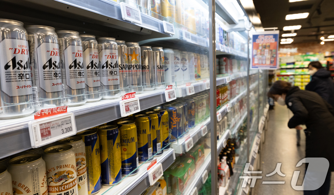 (서울=뉴스1) 이승배 기자 = 윤석열 대통령 탄핵 선고가 다음 주 중으로 전망되는 가운데, 식품업계 가격 인상 행렬이 줄 잇고 있다. 업계는 소비자들의 불만은 따르겠지만, 지금이 …