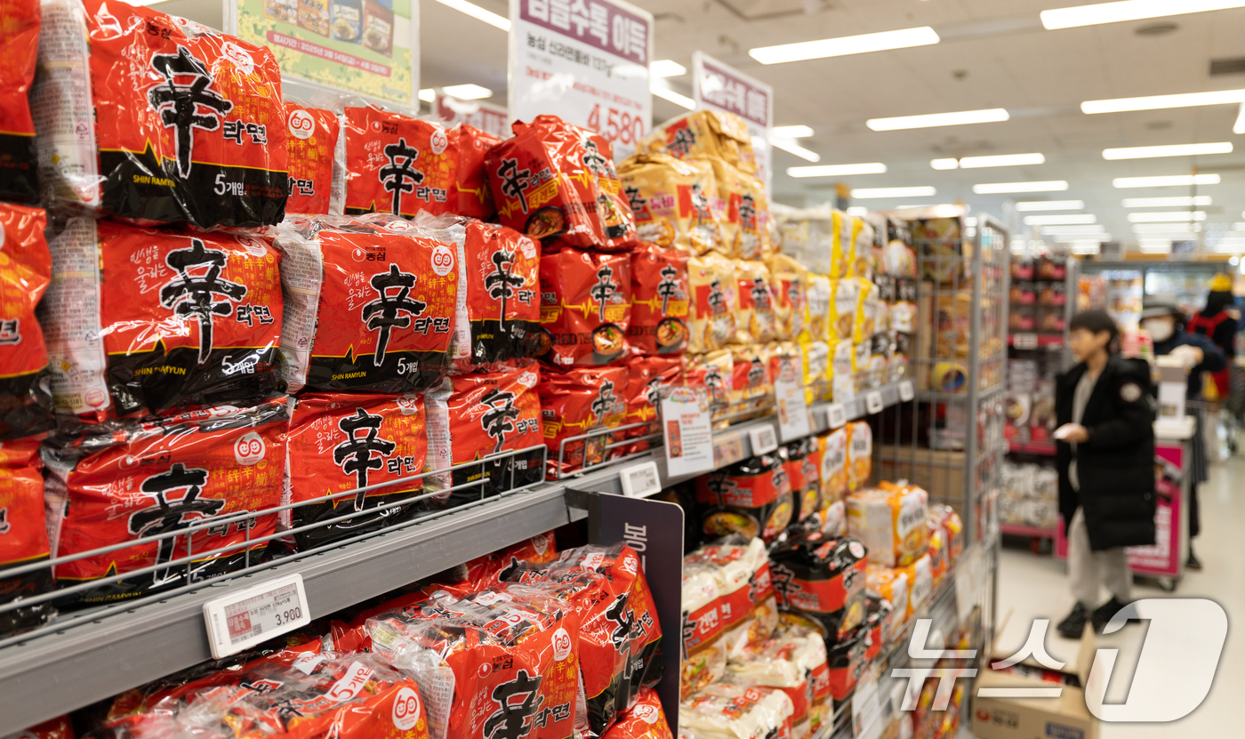 (서울=뉴스1) 이승배 기자 = 윤석열 대통령 탄핵 선고가 다음 주 중으로 전망되는 가운데, 식품업계 가격 인상 행렬이 줄 잇고 있다. 업계는 소비자들의 불만은 따르겠지만, 지금이 …