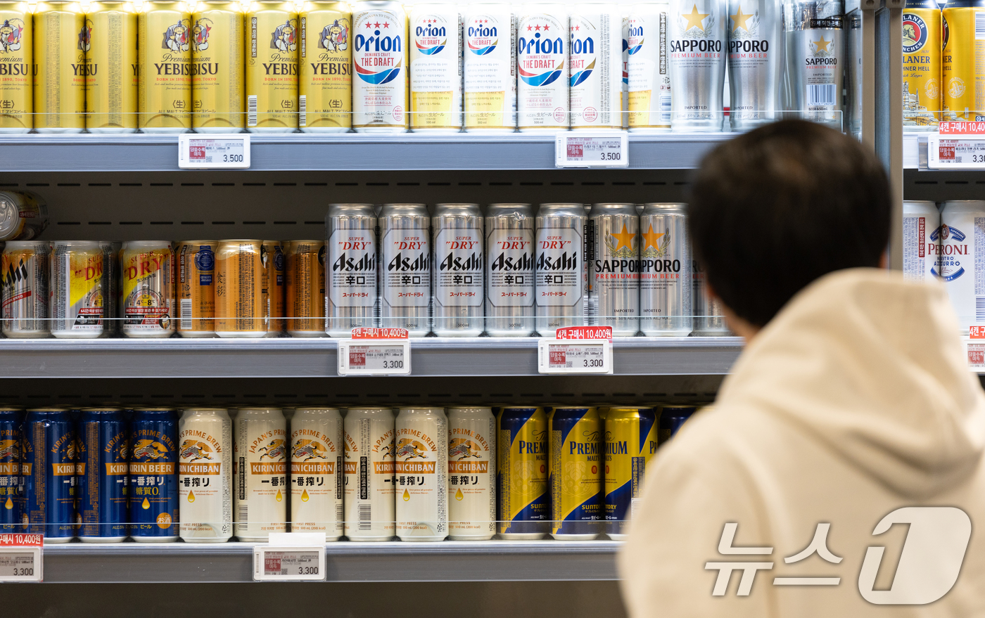 (서울=뉴스1) 이승배 기자 = 윤석열 대통령 탄핵 선고가 다음 주 중으로 전망되는 가운데, 식품업계 가격 인상 행렬이 줄 잇고 있다. 업계는 소비자들의 불만은 따르겠지만, 지금이 …