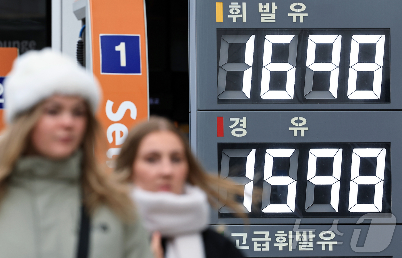 (서울=뉴스1) 박정호 기자 = 전국 주유소 휘발유와 경유 가격이 6주 연속 하락하며 9주 만에 1600원대를 기록한 16일 서울 시내의 한 주유소 앞으로 외국인이 지나가고 있다. …