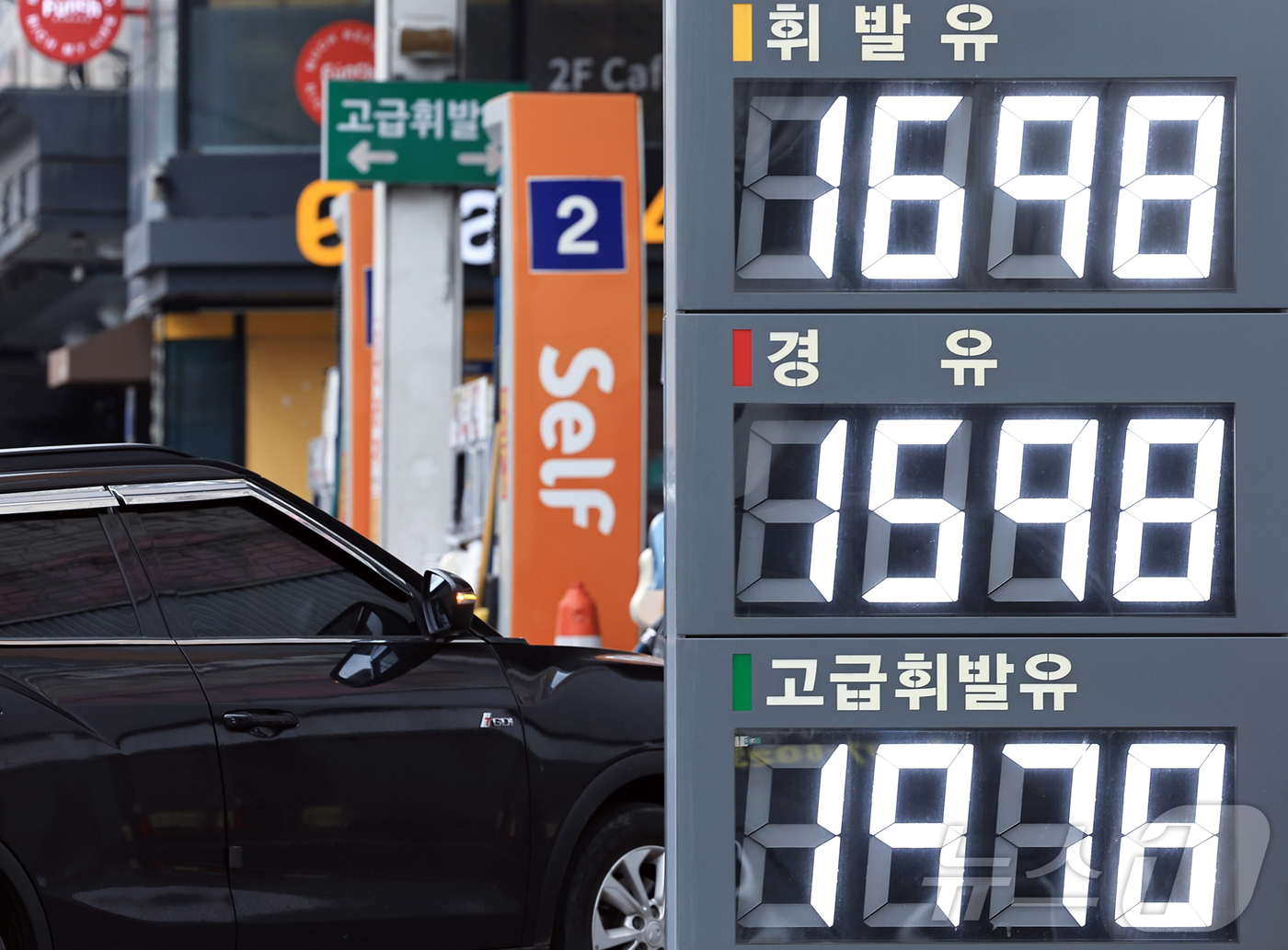 (서울=뉴스1) 박정호 기자 = 전국 주유소 휘발유와 경유 가격이 6주 연속 하락하며 9주 만에 1600원대를 기록한 16일 서울 시내의 한 주유소 로 차량이 들어가고 있다.한국석 …