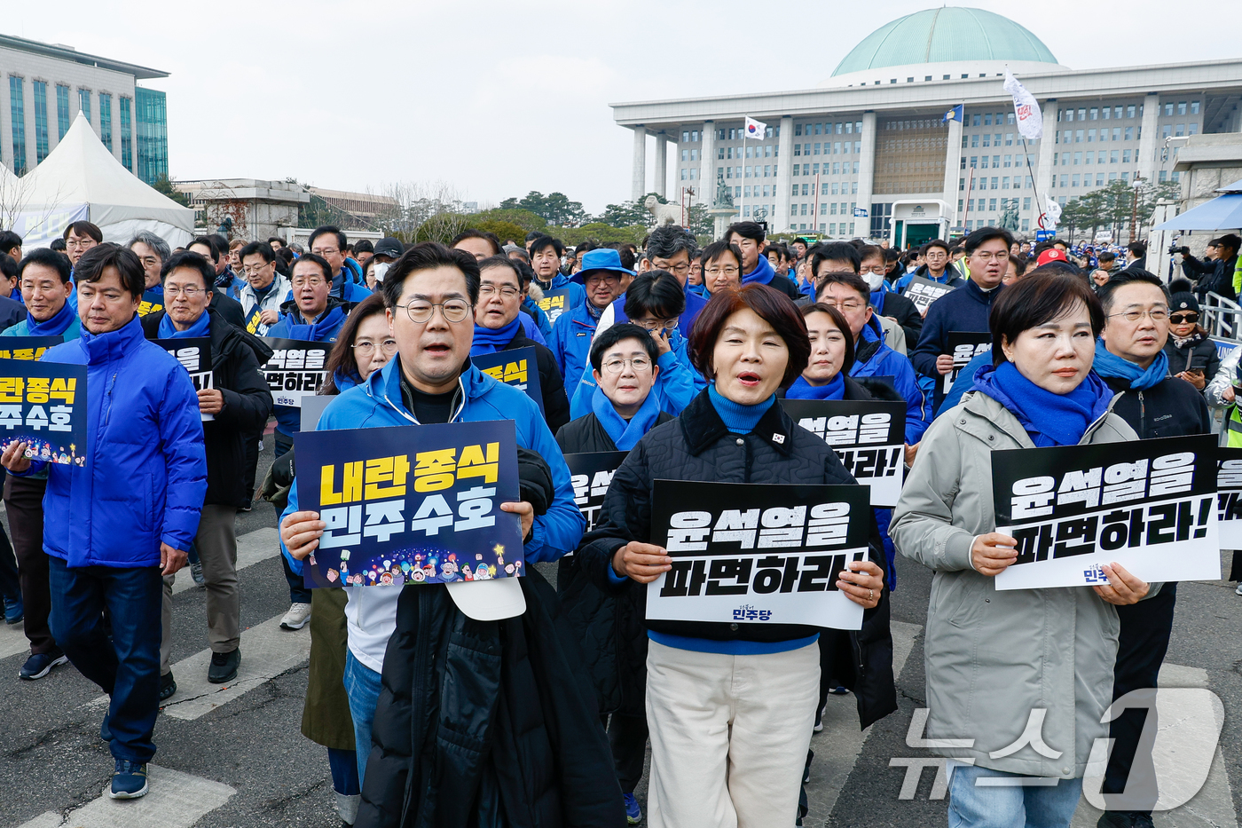 (서울=뉴스1) 안은나 기자 = 박찬대 더불어민주당 원내대표와 한정애, 전현희 의원 등이 16일 서울 여의도 국회에서 내란수괴 윤석열 파면 촉구 국회의원 도보행진을 하며 광화문으로 …