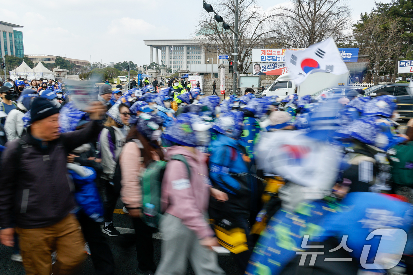 (서울=뉴스1) 안은나 기자 = 더불어민주당 의원들과 지지자들이 16일 서울 여의도 국회에서 내란수괴 윤석열 파면 촉구 국회의원 도보행진을 하며 광화문으로 향하고 있다. 2025. …