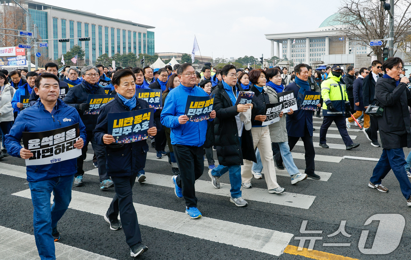 (서울=뉴스1) 안은나 기자 = 박찬대 더불어민주당 원내대표를 비롯한 의원들과 지지자들이 16일 서울 여의도 국회에서 내란수괴 윤석열 파면 촉구 국회의원 도보행진을 하며 광화문으로 …