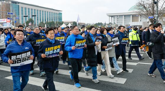 광화문 향해 행진하는 민주당 의원들