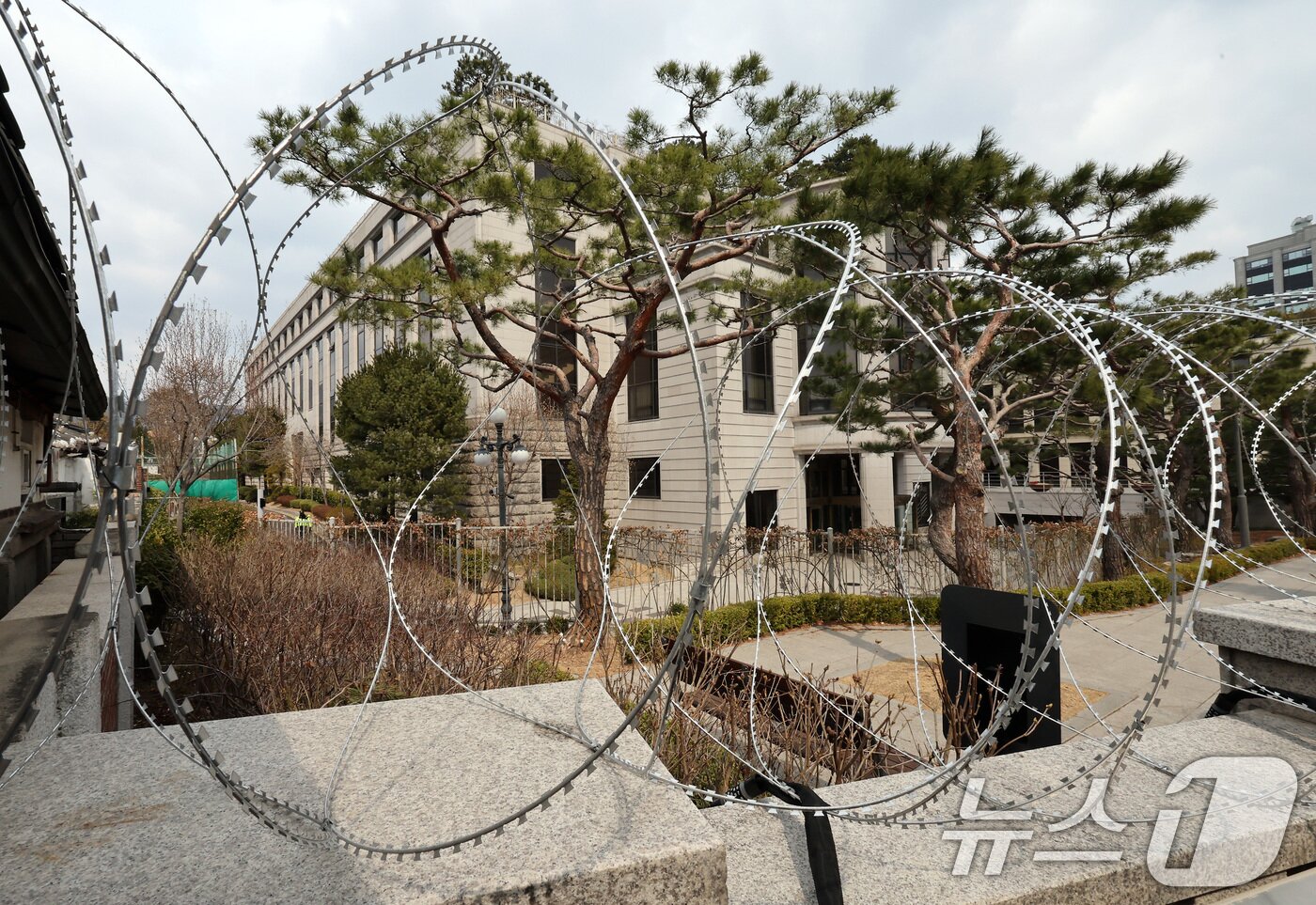 본문 이미지 - 윤석열 대통령 탄핵심판 선고를 앞둔 16일 서울 종로구 헌법재판소 담벼락에 원형 철조망이 설치돼 있다. 2025.3.16/뉴스1 ⓒ News1 이동해 기자