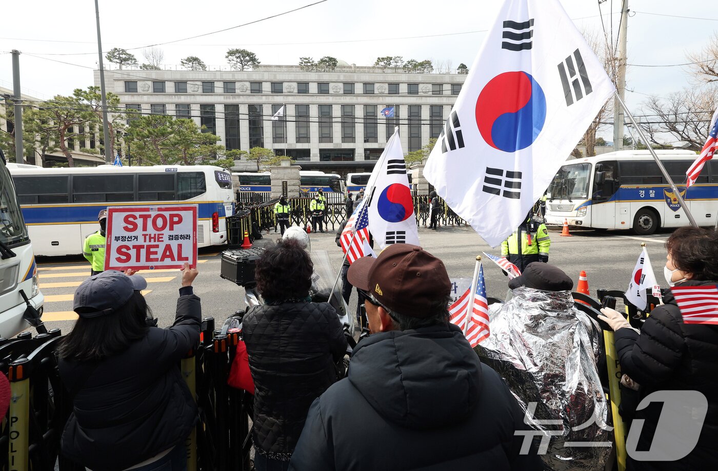 본문 이미지 - 윤석열 대통령 탄핵심판 선고를 앞둔 16일 서울 종로구 헌법재판소 앞에서 윤 대통령 지지자들이 탄핵 반대 농성을 이어가고 있다. 2025.3.16/뉴스1 ⓒ News1 이동해 기자
