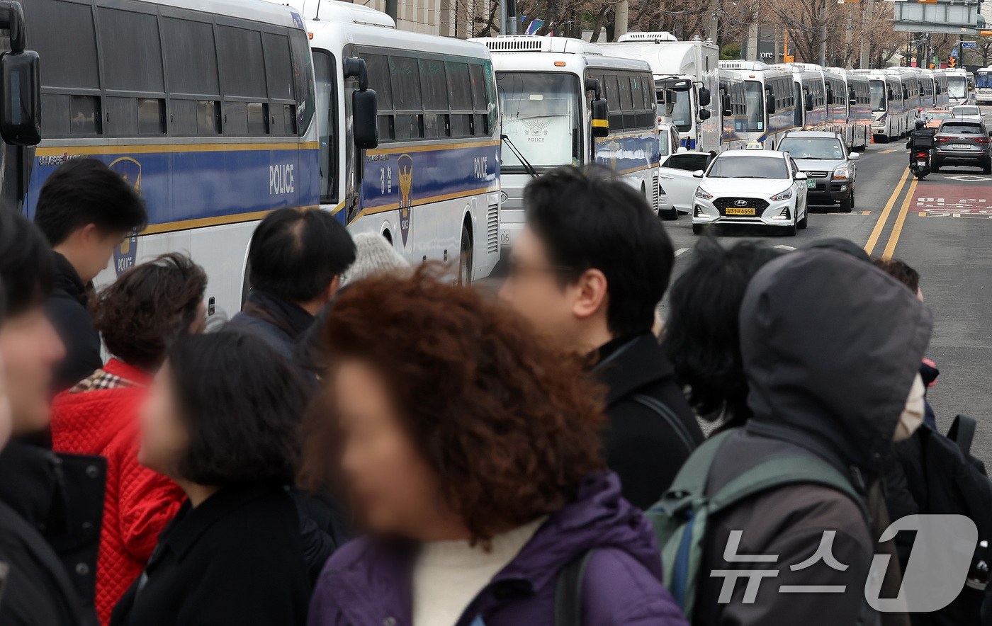 (서울=뉴스1) 이동해 기자 = 윤석열 대통령 탄핵심판 선고를 앞둔 16일 서울 종로구 헌법재판소 인근 도로에 경찰차벽이 설치돼 있다. 2025.3.16/뉴스1