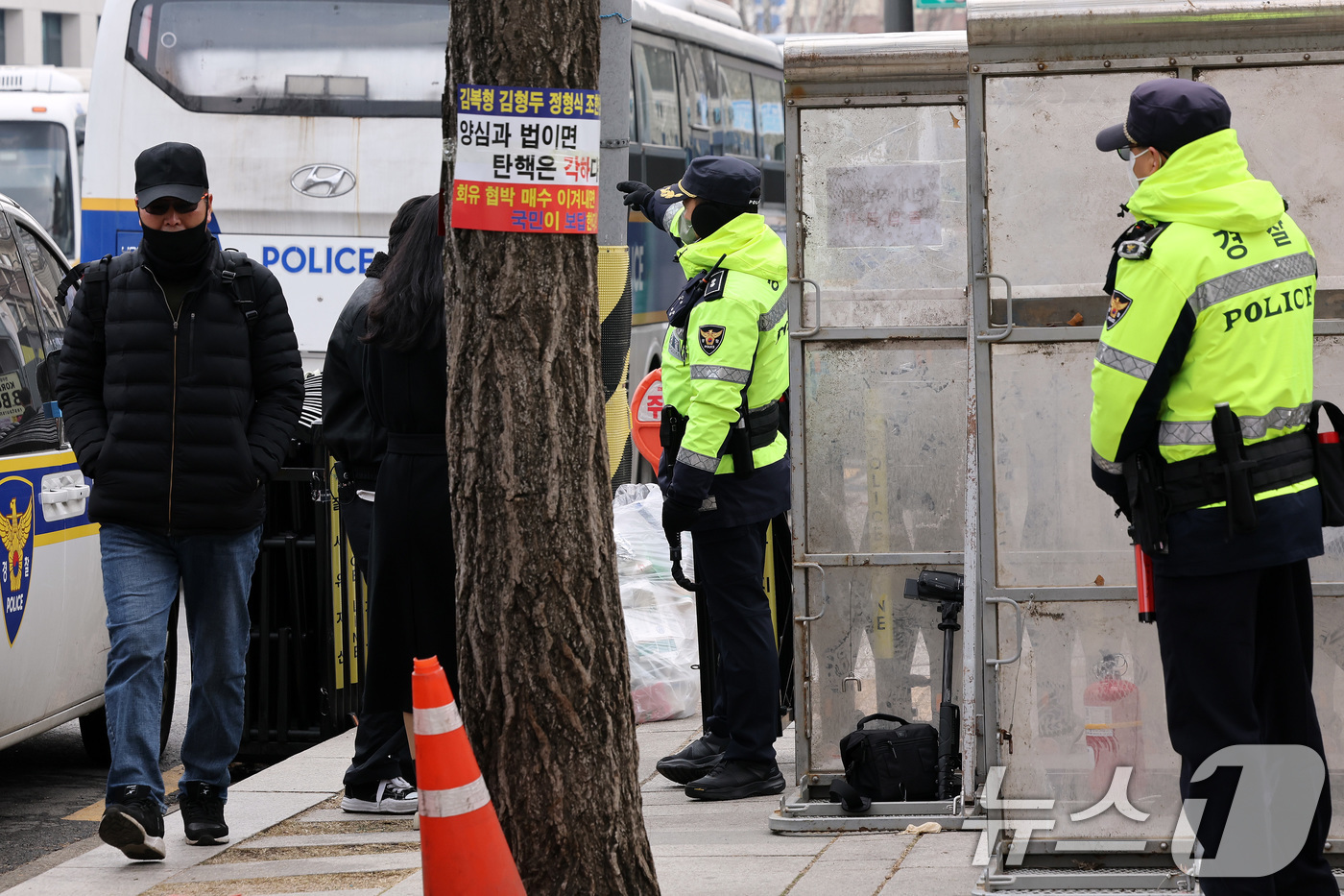 (서울=뉴스1) 이동해 기자 = 윤석열 대통령 탄핵심판 선고를 앞둔 16일 서울 종로구 헌법재판소 인근에서 경찰 병력이 경계근무를 서고 있다. 2025.3.16/뉴스1