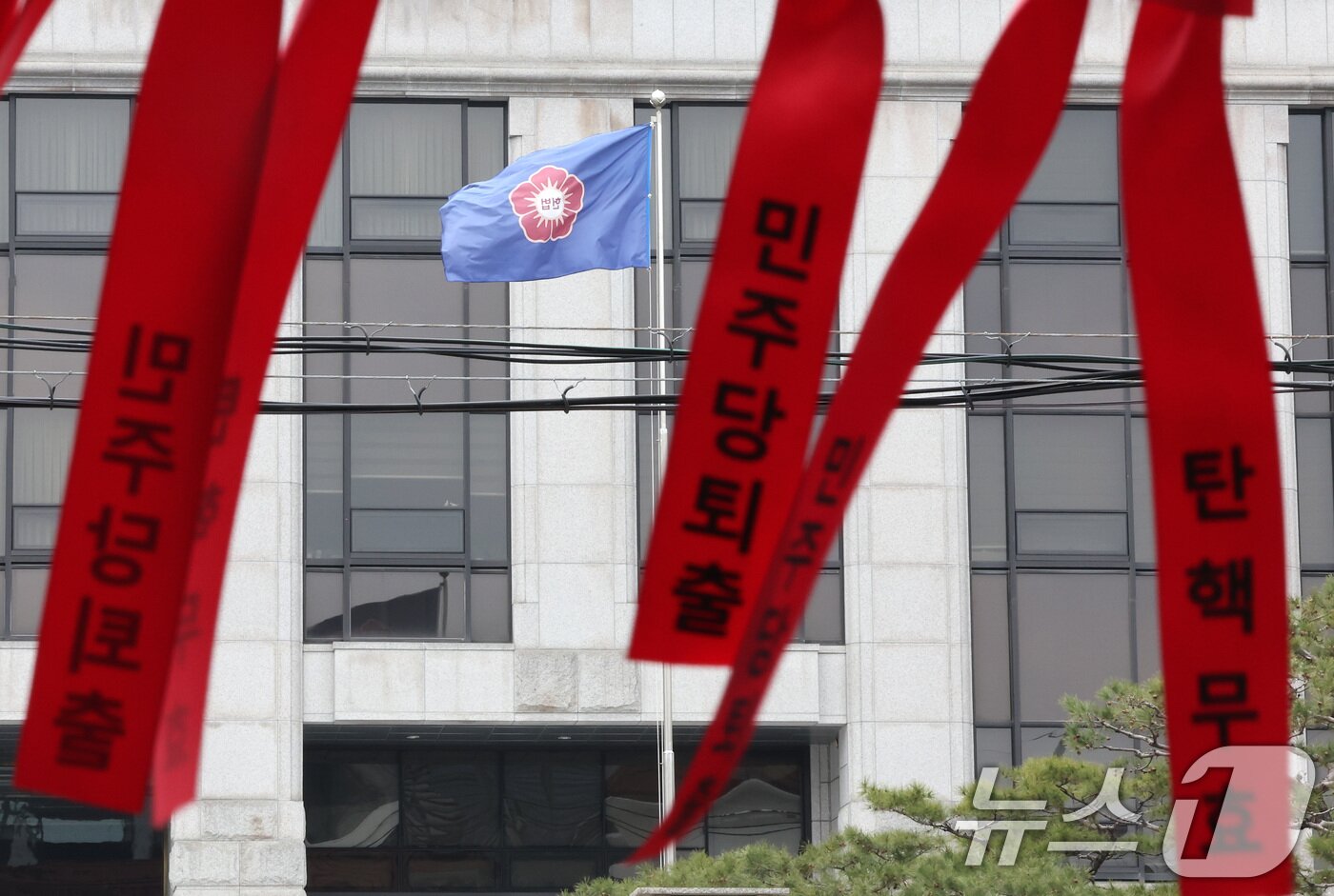 본문 이미지 - 윤석열 대통령 탄핵심판 선고를 앞둔 16일 서울 종로구 헌법재판소에 헌재 깃발이 바람에 휘날리고 있다. 2025.3.16/뉴스1 ⓒ News1 이동해 기자