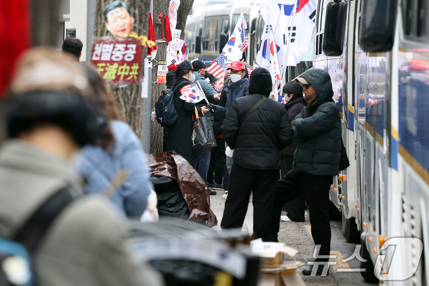 (서울=뉴스1) 이동해 기자 = 윤석열 대통령 탄핵심판 선고를 앞둔 16일 서울 종로구 헌법재판소 앞에서 윤 대통령 지지자들이 탄핵 반대 농성을 이어가고 있다. 2025.3.16/ …